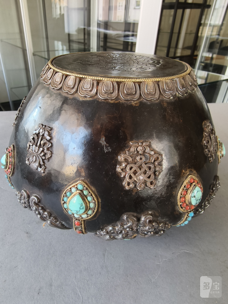A PARCEL-GILT SILVER AND SEMI-PRECIOUS STONE INLAID METAL BOWL - 图8